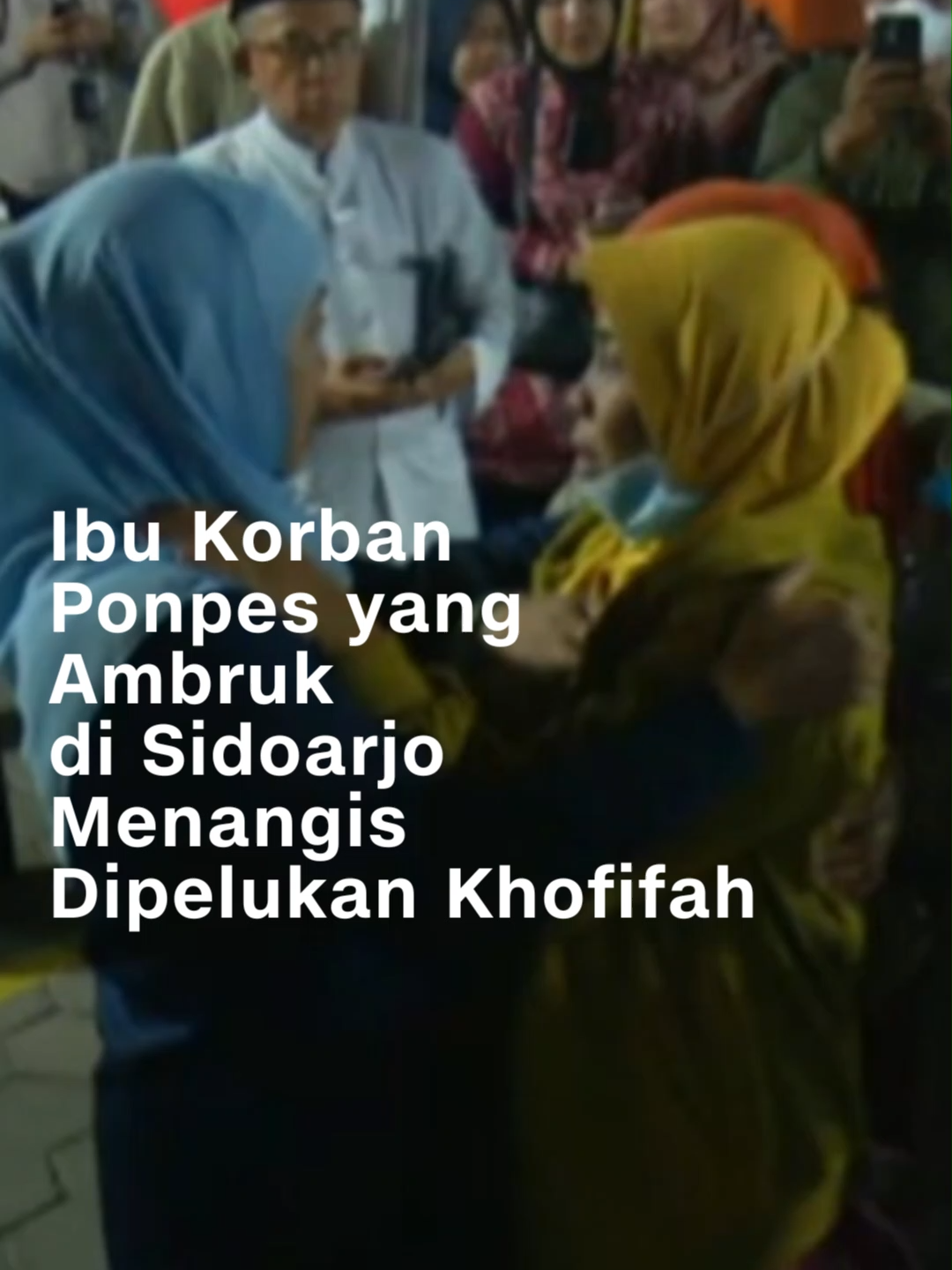Wali santri korban musala Pondok Pesantren Al-Khoziny Sidoarjo yang ambruk meluapkan duka kehilangan putranya di pelukan Gubernur Jawa Timur, Khofifah Indar Parawansa. Sebagai sesama ibu, Gubernur Khofifah pun nampak berusaha membesarkan hati sang wali santri. Di sisi lain, Khofifah meminta bagi wali santri atau keluarga korban lainnya bisa sabar menunggu hasil proses identifikasi. #cnnindonesia #cnnindonesiacom #PonpesSidoarjo #alkhoziny