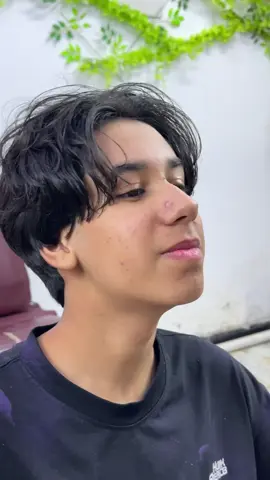 أشياء الكل يسويها غلط العناية بالشعر ❌ 1️⃣ غسل الشعر بالماء الساخن جدًا 🔸 البعض يحب يغسل شعره بماء سخن جدًا لأنه يعطي إحساس بالنظافة، لكن: ✅ الماء الساخن يزيل الزيوت الطبيعية للشعر، ويسبب جفاف وتقصف. 💡 الأفضل: استخدم ماء فاتر أو دافئ. ⸻ 2️⃣ استخدام الشامبو يوميًا بدون سبب 🔸 كثير يغسل شعره كل يوم ظنًا أن النظافة أفضل. ✅ الغسل اليومي يزيل الزيوت الطبيعية ويضعف الشعر. 💡 الأفضل: غسل الشعر 2-3 مرات في الأسبوع حسب نوع الشعر. ⸻ 3️⃣ فرك الشعر بعنف أثناء التجفيف 🔸 التجفيف بالمنشفة مع فرك الشعر بقوة يسبب تكسر الشعر. ✅ الأفضل: تجفيف الشعر بالضغط الخفيف أو لف المنشفة برفق. ⸻ 4️⃣ تمشيط الشعر المبلل بقسوة 🔸 الشعر يكون ضعيفًا وممتد، والفرك يسبب التساقط. ✅ استخدم مشط واسع الأسنان وابدأ من الأطراف للصعود للأعلى. ⸻ 5️⃣ استخدام أدوات حرارية بدون حماية 🔸 مجفف الشعر أو المكواة بدون سيروم حراري؟ 😱 ✅ الحرارة المباشرة تقصف الشعر. استخدم دائمًا واقي حراري قبل التصفيف. ⸻ 6️⃣ قص الشعر بشكل غير منتظم 🔸 الناس تنتظر حتى يتقصف الشعر بشكل واضح قبل القص. ✅ تقليم الشعر كل 6-8 أسابيع يحافظ على صحته ويمنع التقصف. ⸻ 7️⃣ استخدام منتجات غير مناسبة لنوع الشعر 🔸 شامبو للشعر الدهني على شعر جاف؟ أو العكس؟ 😅 ✅ اختَر منتجات متوافقة مع نوع شعرك. ⸻ 8️⃣ الإفراط في المنتجات الكيميائية 🔸 صبغات الشعر، فرد الشعر، أو بخاخات التثبيت كل أسبوع؟ ✅ يعطي نتائج مؤقتة لكنه يضر بصحة الشعر على المدى الطويل. ⸻ 9️⃣ نسيان الترطيب العميق 🔸 كثير يكتفي بالشامبو والبلسم العادي. ✅ قناع ترطيب عميق مرة أسبوعيًا يعطي شعرك حيوية ولمعان. ⸻ 10️⃣ تسريحات ضاغطة لفترة طويلة 🔸 مثل الجدائل الضيقة أو الكعكة المشدودة كل يوم. ✅ تسبب تساقط الشعر وضعف الجذور. #مشاهدات_تيك_توك#مشاهدات_تيك_توك #ريلز_تيكتوك #حلاقة #تسريحات 