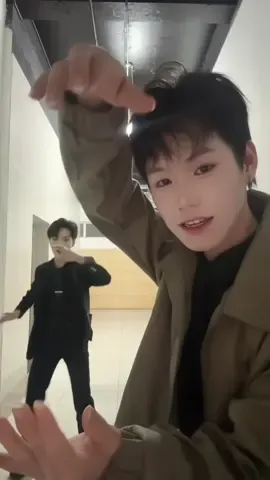 2 người là 2 video chứ hông phải 2 người chung 1 video, Chips qua môn còn lại Sean còn nợ 🙄🙄🙄  Tuyển IDOLS & MC 🦥🦥🦥  #chips #sean #xworld404 #hrnewworld #xh 