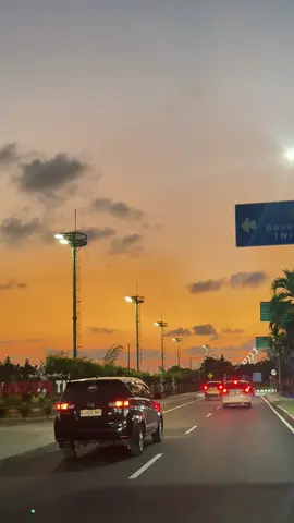 Aku belajar, kadang yang disebut ‘pulang’ tak lagi berupa tempat, tapi seseorang yang kini hanya tersisa dalam doa ✨ #fyp #fypage #fypbali #bali #balivibes #xyz #xyzbcafypシ #sunsetbali #sunsetbalivibes #sunsetlover #sunsetaesthetic #aestheticvibes 