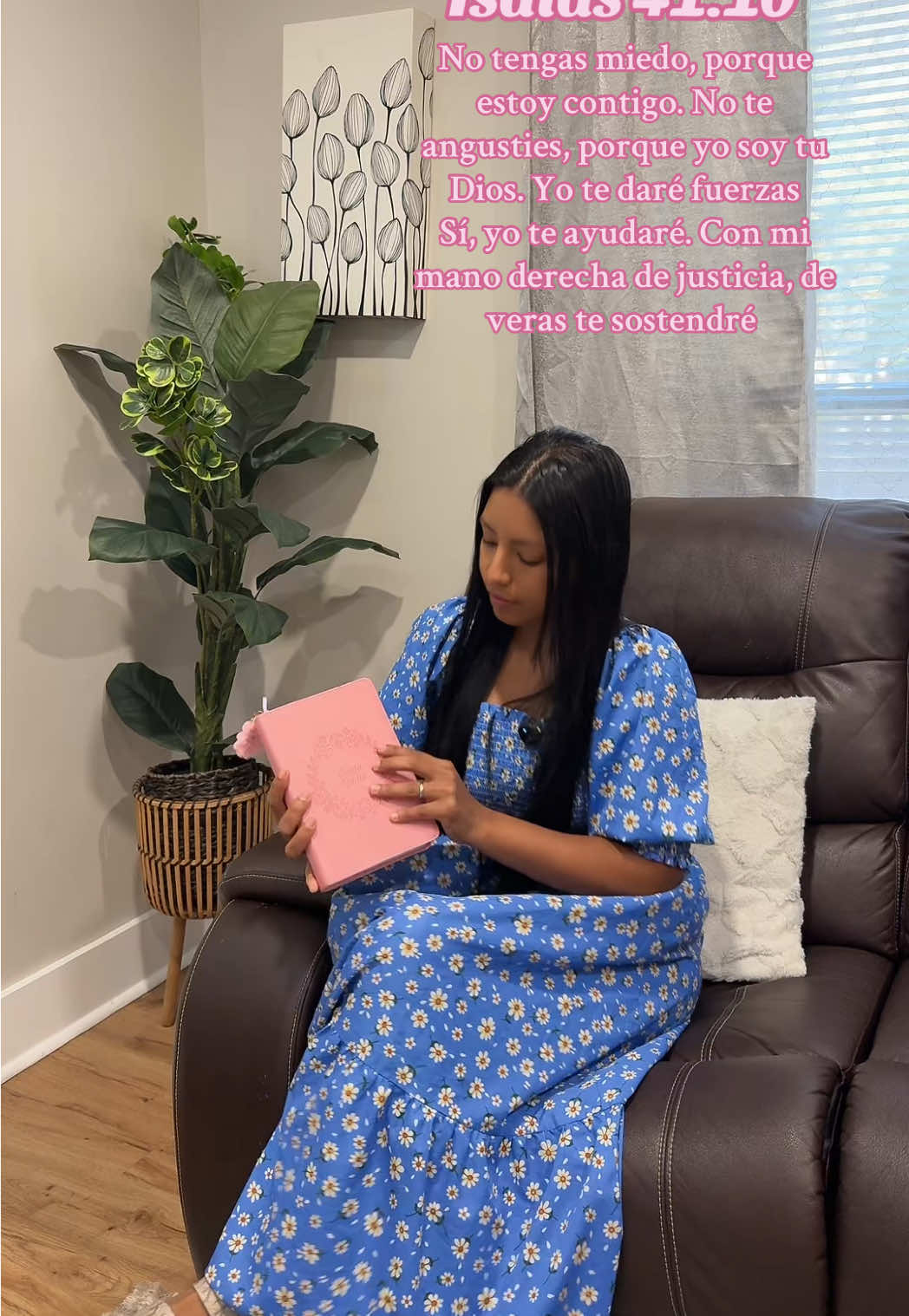 Isaias 41:10  No tengas miedo, porque estoy contigo. No te angusties, porque yo soy tu Dios. Yo te daré fuerzas Sí, yo te ayudaré. Con mi mano derecha de justicia, de veras te sostendré #biblia #reinavalera1960 #Dios #hagamosviralajesus 