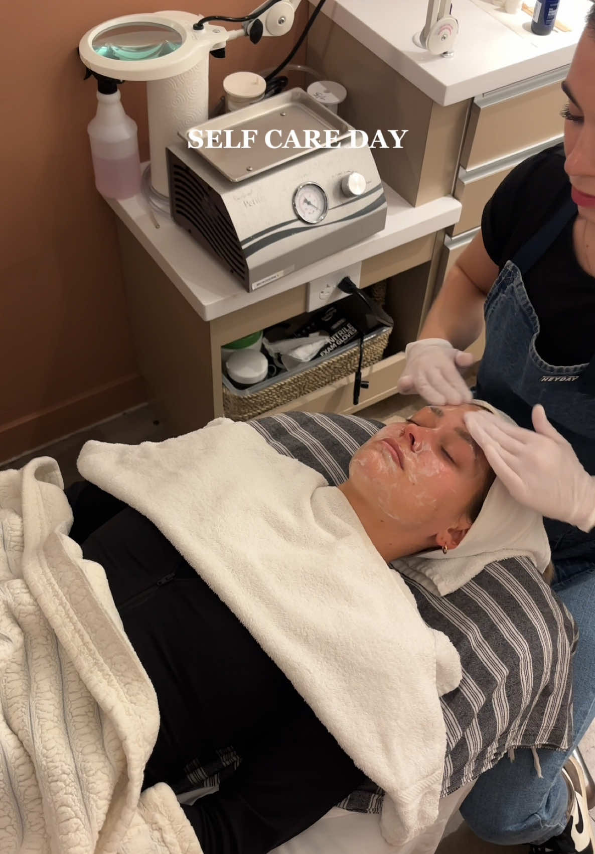 this is the best facial I have ever gotten.. have you guys heard of @Heyday ?🧘🏼🤍