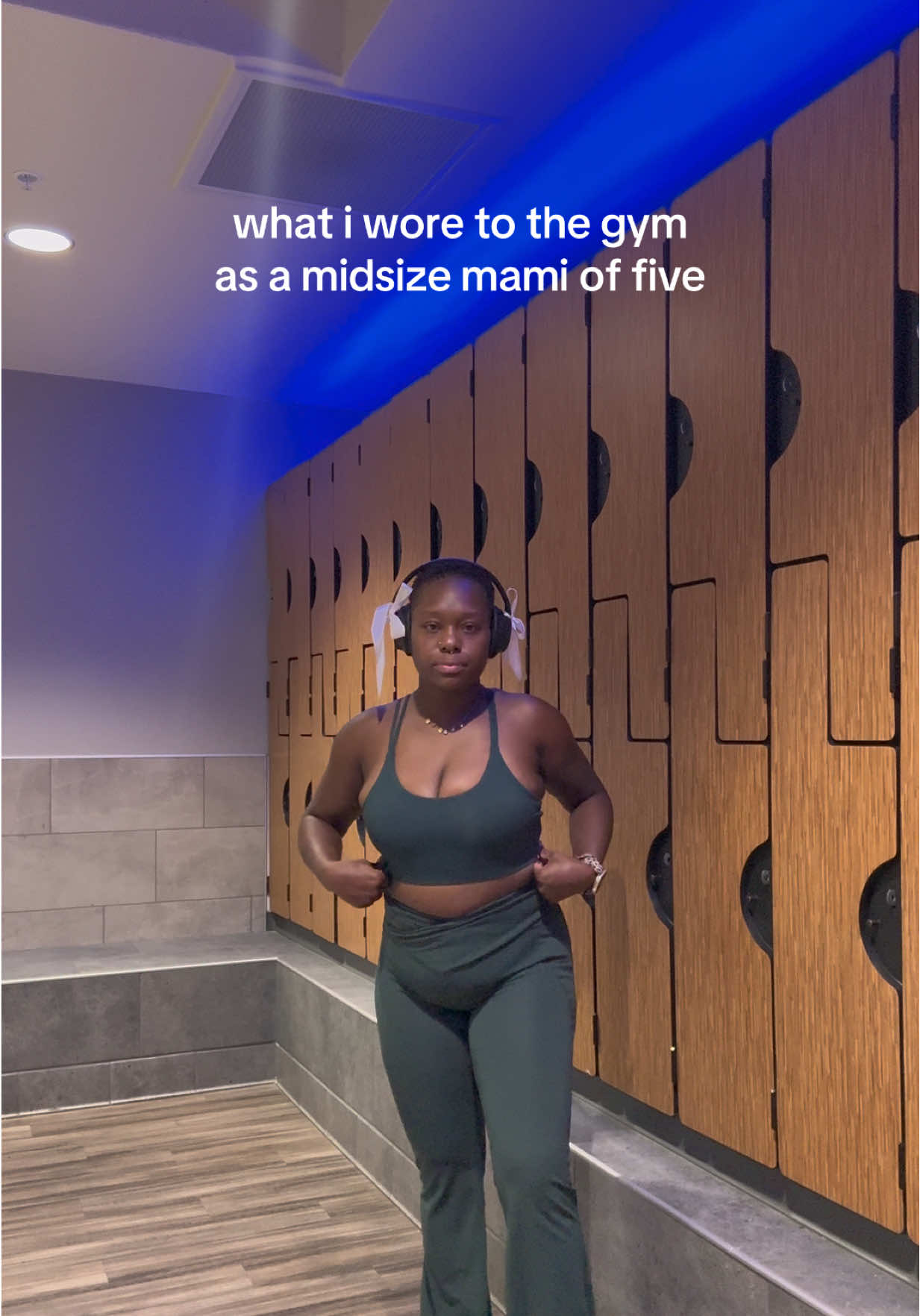 It’s something about me and green 💚 #fabletics #fableticspartner #moveinfabletics #gymootd #OOTD @Fabletics checkout the 🔗 in my bio for a special VIP offer! 