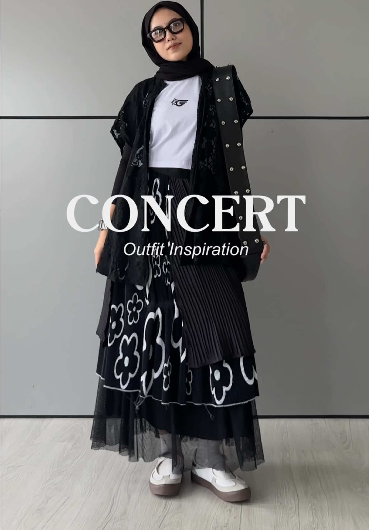 Outfit nonton konser 🖤 spill gaa nii?  Croptop & sepatu gemes @Gozeal Official Store x @CRSL 🫶🏻 #outfitinspo #outfitideas #concertoutfit #OOTD #fyp 