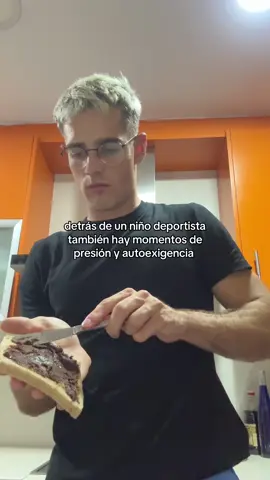 1:00 am, sin poder dormir y comiendo chocolate. ¿Estoy preparado para correr 20km? ¿Me voy a lesionar? Esa y mil preguntas más son las que resuenan en mi cabeza antes de un momento importante. Pero esto también es la realidad, este soy yo. También me cuesta gestionar algunas situaciones o emociones y también me desbordo. Y sabes que? Está bien :) No somos de hierro y a veces hay que tocar fondo para volver a subir ❤️ #DeportesEnTikTok #atleta #Running #correr  