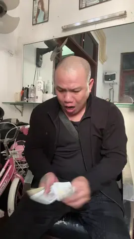 Rõ ràng ai đó đã hại ta, lãnh lương mới đó mà còn có 30 ngàn