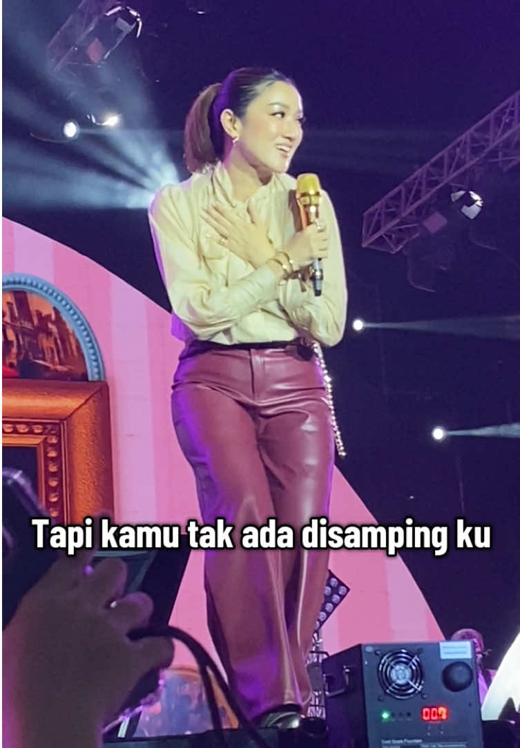 SHE - Jomblowati . Thankyou @SynchronizeFest 2025 buat centil era nyaa yg bikin nostalgia😂😂😂🤏 #SHE #jomblowati #synchronizefest #synchronize2025 #synchronize #konser #festival #festivalmusik 
