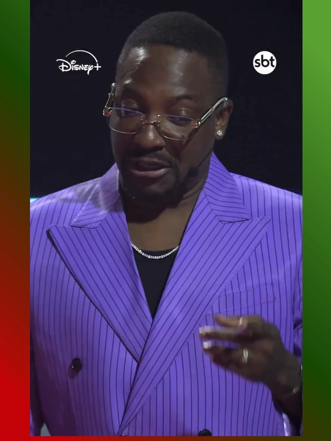 @Mumuzinho já protagonizou o primeiro meme da temporada de #TheVoiceBrasil 🫢🤣 Nosso técnico quase caiu no palco 😅😅 🎤 O The Voice Brasil chegou com tudo no SBT! E agora a emoção tá nas suas mãos! 🙌🔥 Assista ao vídeo, curta as apresentações e vote no seu técnico favorito! 💥 🟢 Time MUMU 🔴 Time PÉRICLES 🔵 Time MATHEUS E KAUAN 🟡 Time DUDA BEAT ✨ Quem você quer ver levando o troféu pra casa? Comenta aqui embaixo 👇 qual time é o seu e compartilha com os amigos pra todo mundo votar também! 🎶 A voz é deles. A escolha é sua! #TheVoiceBrasilNoSBT #VoteNoSeuTécnico #TeamMumu #TeamPéricles #TeamMatheuseKauan #TeamDudaBeat #SBT #Audições #TheVoiceBrasil #fpyシ #viraltiktok @mumuzinho @pericles @dudabeat @matheusekauan