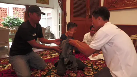 #CapCut Egi cobain baju stelan jas untuk persiapan hadiri wisuda teh tita besok di bandung...ampun  sudah kayak yang iya aja  nih ...#omzeinbupatiaing #omzein #saepulbahribinzein #omzeinbupatipurwakarta 