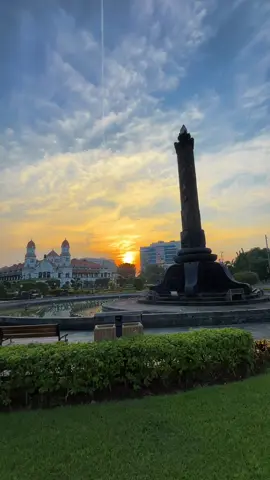 Ternyata bangun pagi untuk melihat sunrise di Tugu Muda merupakan ide yang bagus #tugumuda #semarang #lawangsewu #sunrise #tequilasunrisе 