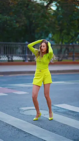 Перехожу улицу ))) 