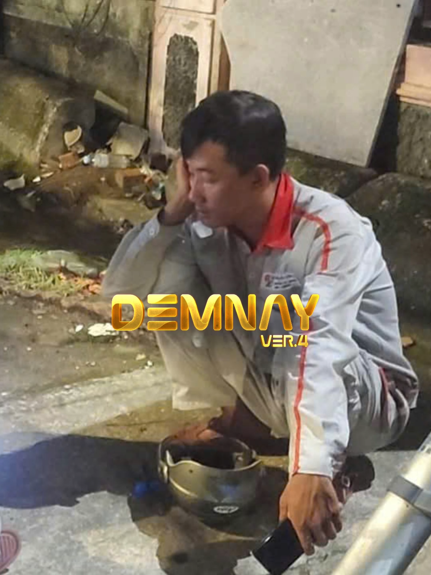 Nghệ An: Truy tìm người phụ nữ đi xe LEAD, lấy túi đồ nghề của 2 kĩ thuật Viettel từ TPHCM ra Vinh hỗ trợ khắc phục hậu quả bão số 10. Sự việc diễn ra chiều ngày 6/10, hai nhân viên Viettel từ TP. HCM đang thực hiện công tác sửa chữa đường dây tại số đường Hồng Bàng (TP. Vinh cũ), hai anh để tạm hai túi đựng dụng cụ làm việc ở gốc cây gần đó thì một người phụ nữ đi xe LEAD màu nâu bất ngờ dừng lại và lấy hai túi đồ nghề. Mặc dù nhân viên Viettel trên cây phát hiện và lớn tiếng tri hô, người phụ nữ vẫn cố tình mang túi đi mà không dừng lại. #demnay #demnaylive #demnaytrending #fyp #viral #tintuc