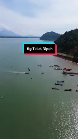Kg Teluk Nipah, Kota Kuala Muda, Kedah, terletak di daerah Kuala Muda. Hanya beberapa meter sahaja dari Pantai merdeka. Terkenal dengan perkampungan nelayan, dan terdapat juga port sarapan pagi di Pusat Reintegrasi Penghuni (PRP), Teluk Nipah, Kota Kuala Muda, Kedah. Jika anda ingin berehat sambil menikmati pemandangan laut yang indah, Kampung Teluk Nipah di Kota Kuala Muda, Kedah adalah salah satu tempat yang tenang, tradisional, dan sangat sesuai untuk percutian santai, terutamanya bagi pencinta suasana kampung dan pantai. #jeraigeopark #experiencekedah @Merdeka Beach Resort  #kedahtourism