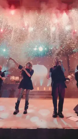 @Carrie Underwood joined Papa Roach on stage in Nashville to perform their single ‘Leave A Light On (Talk Away The Dark)’ 💙💡 #talkawaythedark #Rocktober 