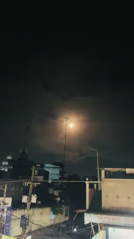 চাঁদের সৌন্দর্যের গভীরতা রয়েছে।যা সব হৃদয়কে স্পর্শ করে।😌🤍