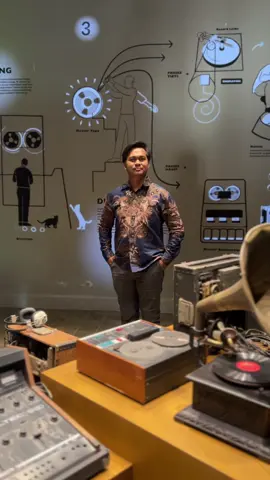 Lokananta dengan musik keroncongnya beserta sejarah kesenian music khas indonesia, kalian wajib kesini nih lokasinya di solo… Ngomong ngomong saya lagi pakek batik dari arkhanza nih teman teman bahanya adem dan tidak terawang cocok banget buat kalian yang mau batik dengan motif yang gagah dan rapi monggo samaan di kranjang kuning #lokananta #wisatasolo #batikpria #ootdbatik #batiksolo 