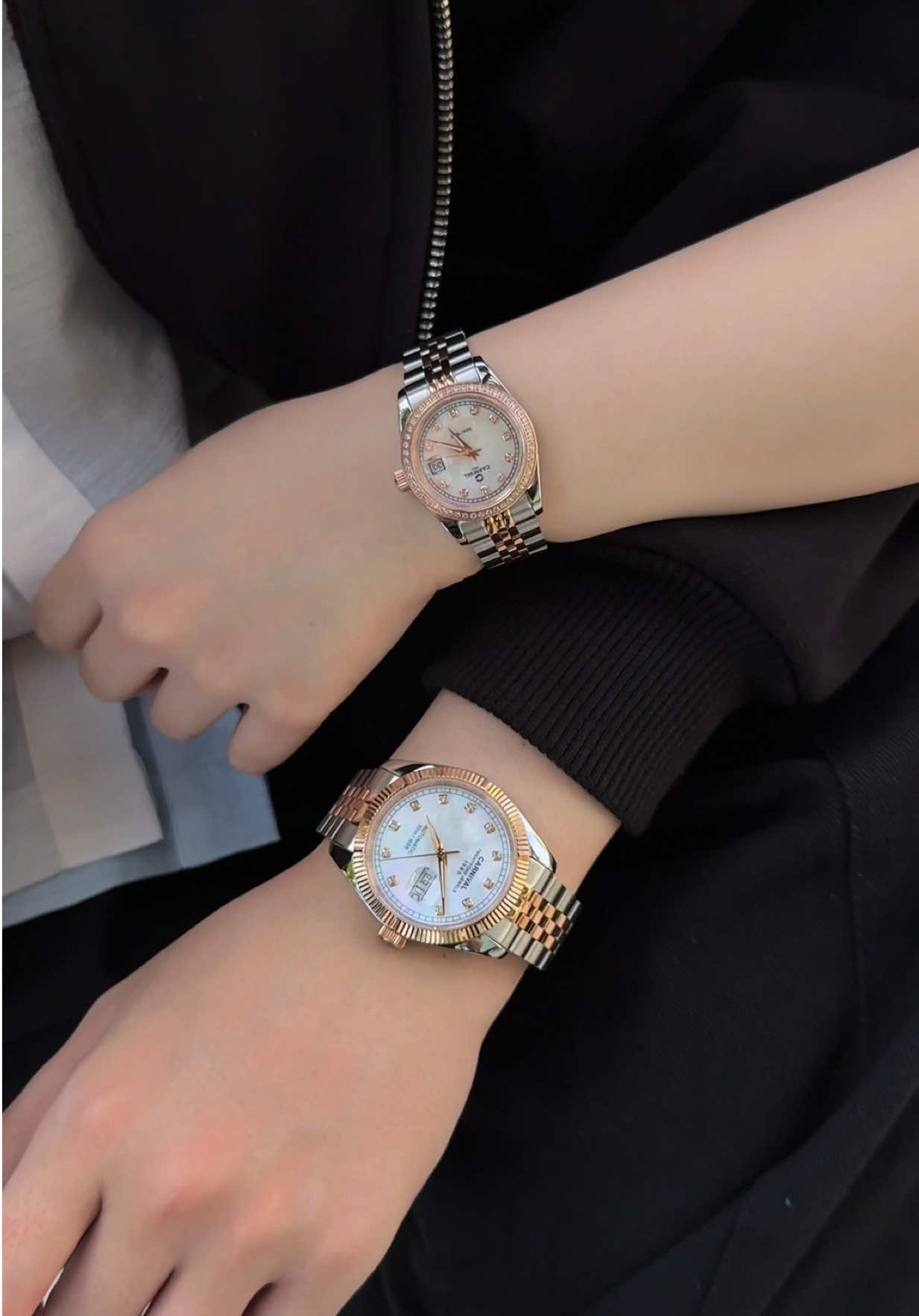 ✨Cặp đồng hồ dây demi rosegold mặt xà cừ vẫn là chân ái của các cặp ạ. Ẻm có 3 màu dây đeo : demi - silver - rosegold ạ 😍 #TikTokAwardsVN #carnival #donghonu #donghodoi #donghocap 