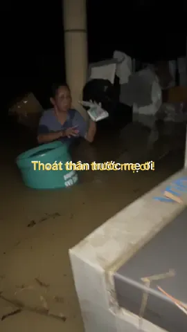 Lúc này tính mạng mới là quan trọng thoát thân trước, tiền bạc không còn ý nghĩa gì nữa ! 