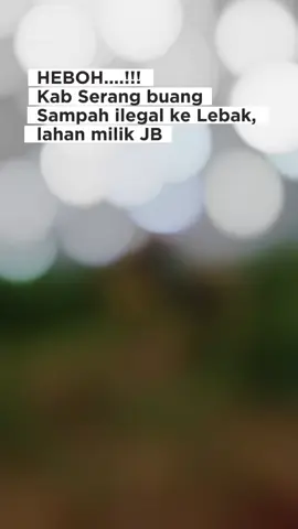 Truk DLH Serang Buang Sampah di Lahan Milik JB di Lebak: Kami Masyarakat Tidak Terima LEBAK | Bantenpopuler.com – Warga Desa Gunung Anten, Kecamatan Cimarga, Kabupaten Lebak, dikejutkan dengan kedatangan sejumlah mobil  truk sampah milik Dinas Lingkungan Hidup (DLH) Kabupaten Serang yang kedapatan membuang sampah di wilayah mereka, Selasa (7/10/2025). Dalam rekaman video yang diterima redaksi, terlihat lima unit dump truk berplat merah bertuliskan “DLH Kab. Serang” tengah membuang tumpukan sampah di lahan terbuka yang diketahui milik Mulyadi Jayabaya (JB), tepatnya di Blok Situ Girang, Desa Gunung Anten. Salah seorang warga setempat berinisial BI mengaku geram atas aktivitas pembuangan sampah di daerahnya yang akan berdampak buruk bagi masyarakat dan lingkungan.  “Kami masyarakat Gunung Anten tidak terima wilayah kami dijadikan tempat buang sampah. Ini bisa mencemari aliran Sungai Cikeuyep yang selama ini kami gunakan untuk kebutuhan sehari-hari,” katanya.  Warga menilai aksi tersebut melanggar etika antar daerah dan berpotensi merusak lingkungan, apalagi tanpa sosialisasi atau izin dari pihak pemerintah daerah setempat. Sementara itu, Kepala Bidang Sampah DLH Kabupaten Serang, Istiana, saat dikonfirmasi melalui telepon, mengaku hanya menjalankan perintah atasan terkait kerja sama dengan pemilik lahan. “Saya hanya menerima perintah saja, jadi kurang tahu detail soal kerja samanya. Mungkin bisa langsung tanya ke Pak Aris,” katanya. Ia menambahkan, sampah yang dibuang ke wilayah Lebak merupakan sampah liar, bukan dari kawasan permukiman. “Itu sampah liar, semacam sampah jalanan,” ujarnya. Namun, Kepala Bidang Kebersihan dan Pengelolaan Sampah DLH Kabupaten Lebak, Nana, membantah adanya koordinasi antar kedua daerah. “Tidak ada koordinasi sama sekali dengan kami,” tegasnya.
