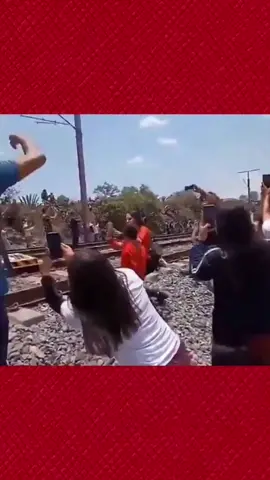 Tragédia em Hidalgo: Mulher Morre Atingida por Trem a Vapor ao Tentar 'Selfie' Fatal Uma celebração se transformou em tragédia nesta terça-feira, 5 de junho de 2024, em Nopala de Villagrán, Hidalgo, México. Dulce Alondra, de 28 anos, foi fatalmente atingida na cabeça pela locomotiva a vapor histórica Empress 2816 da Canadian Pacific Kansas City (CPKC) ao tentar tirar uma selfie muito próxima aos trilhos. Milhares de moradores se reuniram para ver a passagem do majestoso trem a vapor, que está em sua jornada final do Canadá à Cidade do México. Dulce, que seria professora e estava acompanhada do seu filho pequeno, se ajoelhou perigosamente perto da linha férrea para capturar o momento exato da passagem do trem. O registro choca: o trem, em alta velocidade, atinge violentamente a cabeça de Dulce, que é jogada ao chão. Segundo relatos, a vítima sofreu um traumatismo craniano fatal e morreu instantaneamente no local. Seu filho foi rapidamente amparado por outros espectadores. 🚨 Alerta de Segurança: Distância é Essencial! O incidente serve como um lembrete trágico e urgente: Trens são mais largos do que os trilhos. A estrutura da locomotiva e os cilindros laterais se estendem além da linha de metal. A velocidade e o deslocamento de ar de um trem são enormes. Mantenha uma distância de segurança MÍNIMA de 10 metros dos trilhos. Nenhum registro fotográfico vale o risco da sua vida. A CPKC e as autoridades locais não emitiram comunicados oficiais imediatos sobre a fatalidade, mas a comoção é geral. Nossa solidariedade à família de Dulce Alondra. Que esta perda dolorosa sirva como um sinal de alerta para todos sobre a segurança ferroviária. #misterio #crimes #tiktok #noticias 