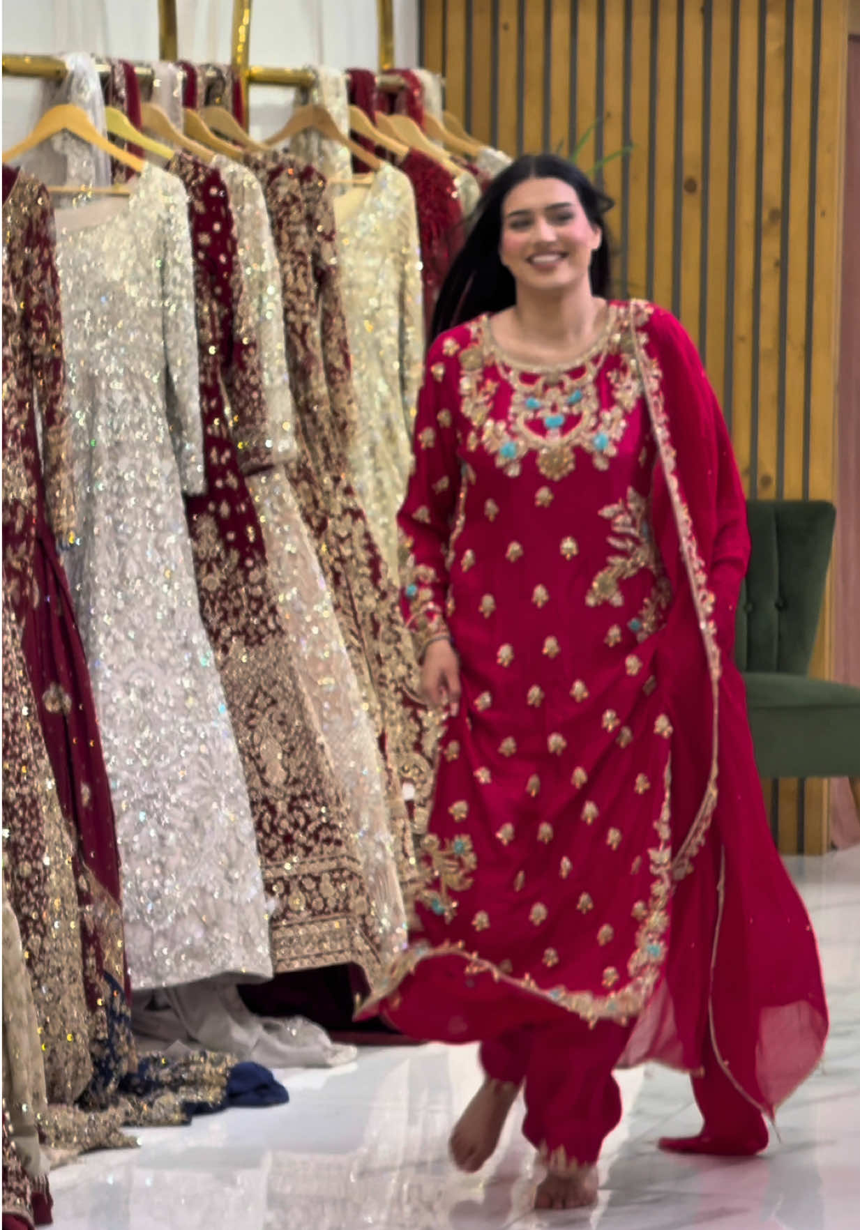 DO YOU WANNA RACE HER???👀😂NEW BEAUTIFUL LONG KAMEEZ STYLE OUTFIT IN HOT PINK COLOR BY 7AATRANG BRIDAL👀🤌🏻❤️ #7aatrang #million #fyp #capcut #viral 