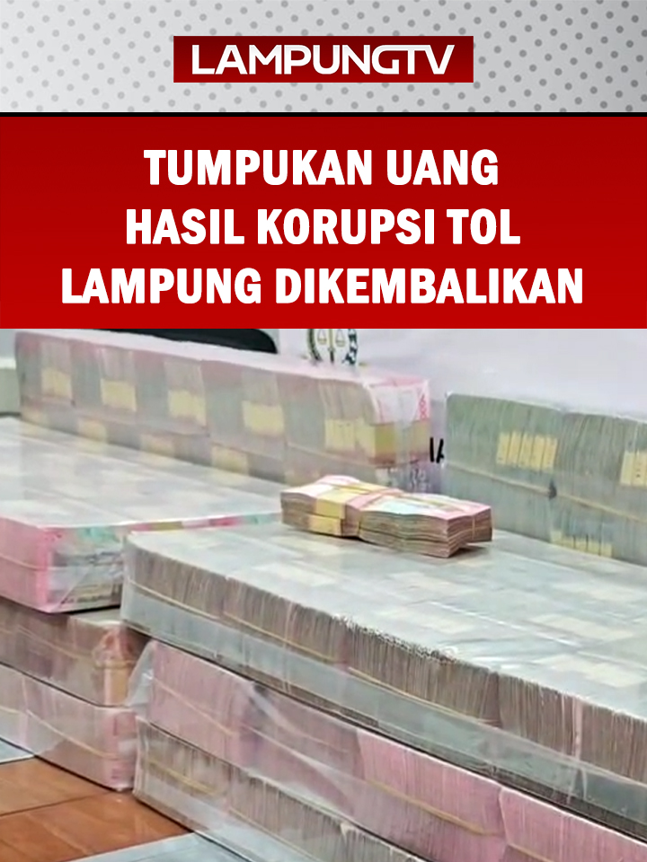 BANDARLAMPUNG (7/10/2025) – Kejaksaan Tinggi Lampung menerima pengembalian kerugian negara sebesar Rp6 miliar dari salah satu tersangka berinisial TG dalam kasus dugaan korupsi proyek Jalan Tol Terbanggi Besar–Pematang Panggang–Kayu Agung (Terpeka) tahun anggaran 2017–2019. Kepala Seksi Penyidikan (Kasidik) Kejaksaan Tinggi Lampung Masagus Rudy, Selasa 7 Oktober 2025, menyampaikan uang tersebut diserahkan pada Jumat 3 Oktober 2025 dan segera dimasukkan Rekening Penerimaan Lainnya (RPL) 017 Kejati Lampung pada Bank Syariah Indonesia. Dengan tambahan itu total pengembalian kerugian negara oleh TG mencapai Rp7,42 miliar. Secara keseluruhan, jumlah pengembalian dari tiga tersangka yaitu WM, TG, dan IBN sebanyak Rp11,14 miliar. Kejati Lampung menegaskan pengembalian uang kerugian negara menjadi bagian dari proses pembuktian di tahap penyidikan hingga persidangan. Setelah putusan pengadilan berkekuatan hukum tetap, uang tersebut disetorkan ke kas negara sebagai Penerimaan Negara Bukan Pajak (PNBP). Kejati Lampung masih menelusuri aset dan dana yang diduga dinikmati para tersangka maupun pihak lain. Penyidikan tersangka IBN masih berjalan, termasuk pendalaman alat bukti untuk memastikan ada atau tidaknya pihak lain yang turut bertanggung jawab. IBN sebagai kepala divisi V salah satu BUMN karya ditetapkan sebagai tersangka, Senin 11 Agustus 2025. Ia disangka melanggar Pasal 2 ayat 1 juncto Pasal 18 dan atau Pasal 3 juncto. Pasal 18 Undang-undang pemberantasan Tindak Pidana Korupsi sebagaimana diubah dengan Undang-undang Nomor 20 Tahun 2001 juncto Pasal 55 ayat 1 KUHP. IBN disangka korupsi dengan modus membuat pertanggungjawaban keuangan fiktif. Tagihan proyek direkayasa seolah berasal dari pekerjaan tol, padahal sebagian tidak pernah ada. Nama vendor fiktif da nada yang hanya pinjam nama. Perbuatan tersangka merugikan negara sekitar Rp66 miliar. @lampungtelevisi.com