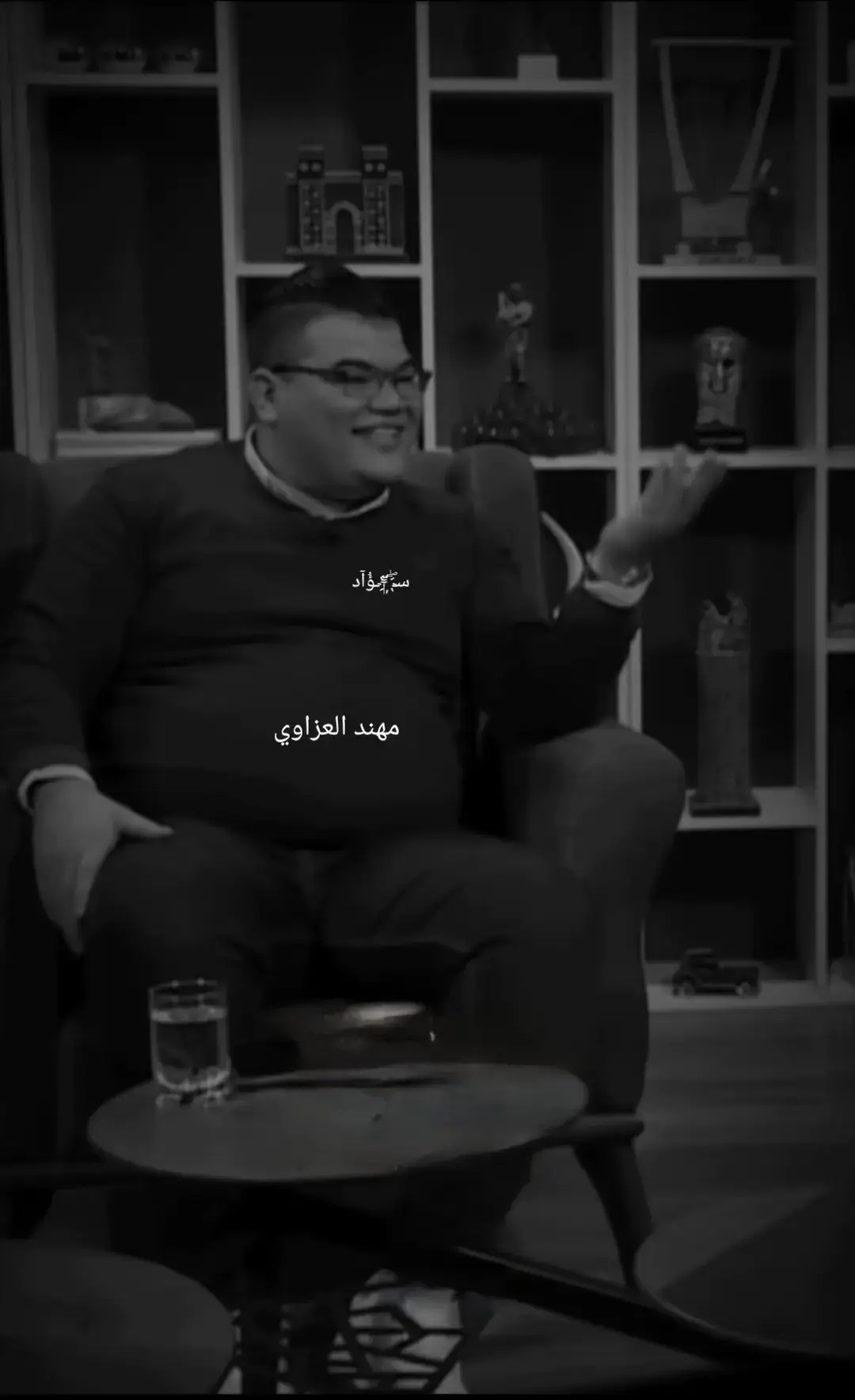 الصبر لايعني لقاء محتمل لآخير في صبر اذا مات الامل اني وان تمضي سريعأ خطوتي في داخلي شخص مصبا بشلل  ياحسرتي اللمر المحال وقوعه من فتره كان شيء محتمل بس اني حيل أتخرت لمن صحيت  وهسه حسيت الچنت ما حاسه الموت مره توقت لاكن خطيت هاي بفراكك الموته الخامسه  شفت چفي وماعرفته من الصفار لكن الاكدلي محبس لابسه هاي سخريه قدر لو اني هيچ دمعي يوكف لو يضل بواهسه عمي رجعني بقفص ما اريد اطير بيك متعلق الطير الحابسه اني من دونك مثل عود البخور اليخلص وبلصدفه چف يلامسه الصبر لايكفي فقد زاده الحنين  لاخير في صبر اذا ان الانين  اني وان تمضي بطيء ساعتي لكنأ  مسرعتا تجري السنين  اصبحت منبوذا كما ذاك الذي قد باع دينا ورتمئ في غير دين ونت ماحنيت بابك ساده حته لو جاسك الشوك تعانده ومن چنت تذبحني تتقصد اذاي ما جبت سجينه كلش حاده #الشاعر_مهند_العزاوي  #اكسبلورTikTok  #شعراء_وذواقين_الشعر_الشعبي_العراقي  #اكسبلورTikTok  #جبار_العبادي 