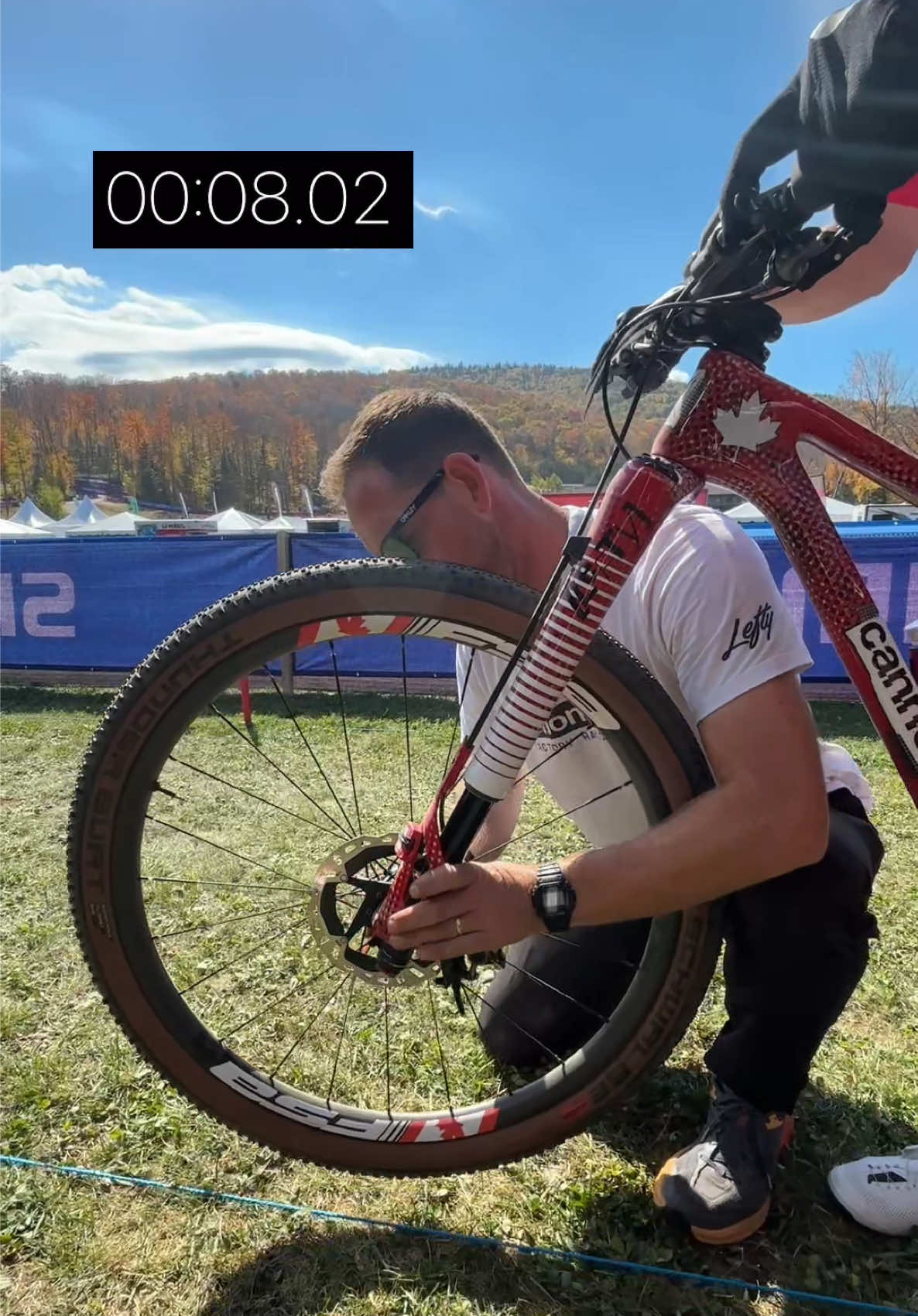 How quick was that? 👀 Tech zone hustle at its finest. 🎥 traxxmedia  #ridecannondale #bikecheck #biketech #lakeplacid #pitstop 