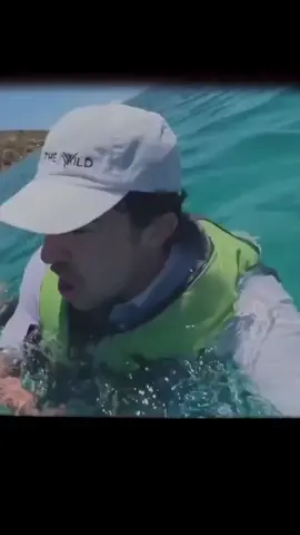 EXCLUSIVO: Invasão à Ilha de Epstein! YouTuber Tyler Oliveira Captura Imagens Chocantes ILHAS VIRGENS AMERICANAS - 2 de Maio de 2023 A ilha de Little St. James, o notório refúgio de Jeffrey Epstein, foi o palco de uma arriscada incursão que está chocando a internet. O YouTuber investigativo Tyler Oliveira conseguiu furar a segurança da propriedade privada no Caribe, no mesmo mês em que a ilha foi oficialmente vendida por \text{U\$S } 60 milhões a um bilionário. Oliveira documentou sua aproximação de caiaque, desafiando a segurança ostensiva, que incluía patrulhas e cães de guarda. Seu alvo: o enigmático templo de cúpula dourada, uma das estruturas mais controversas da ilha. O QUE FOI DESCOBERTO? Segundo o relato dramático de Oliveira, ao espiar por uma das janelas do complexo, ele se deparou com cenas que, embora pixelizadas em seu vídeo por serem gráficas, ele descreveu como 