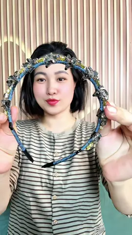 Cài tóc bling bling xinh lắm nha mấy chị em . 