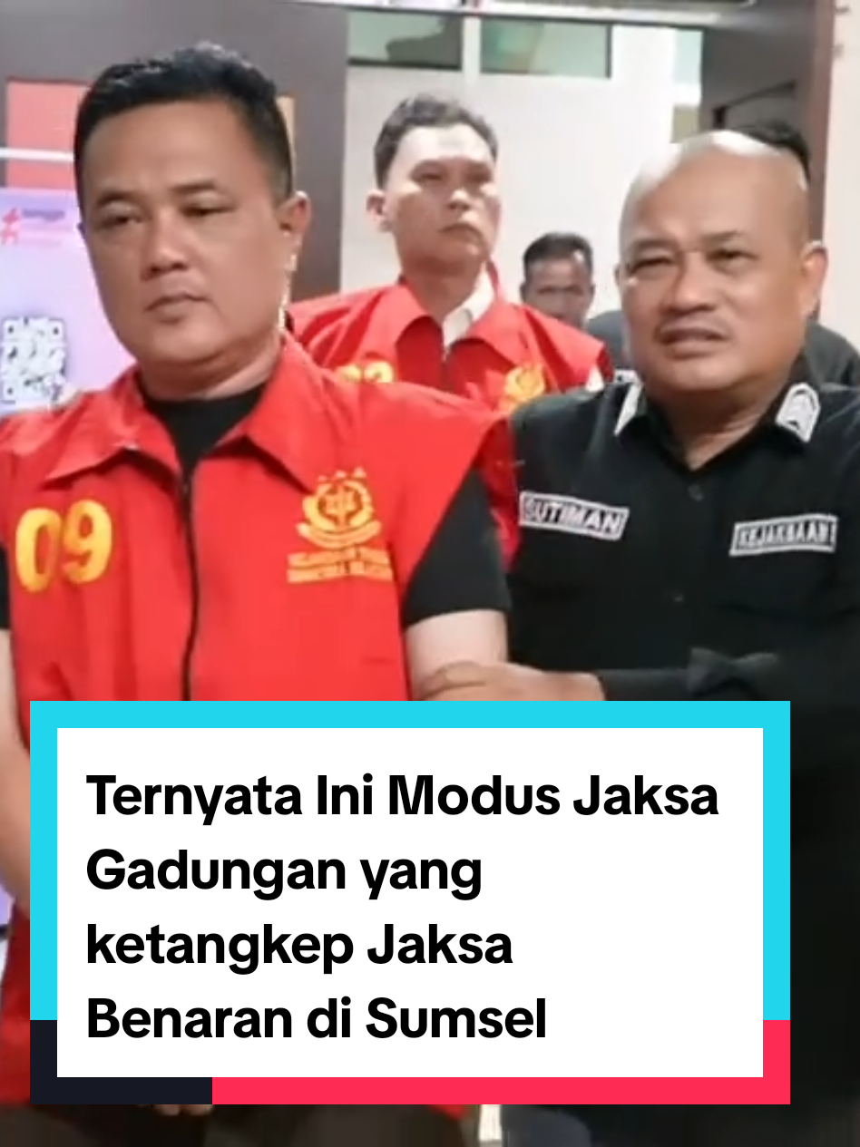 Jaksa Gadungan Berakhir Jadi Tersangka, Modus Menawarkan “bantuan” Penyelesaian Perkara Tindak Pidana Korupsi Di Wilayah Hukum Kejati Sumsel Kejaksaan Tinggi (Kejati) Sumatera Selatan resmi menetapkan dua orang tersangka dalam kasus “jaksa gadungan” yang sempat diamankan Tim Kejaksaan Negeri (Kejari) Ogan Komering Ilir (OKI) pada Senin (6/10/2025). Keduanya adalah BA, yang diketahui merupakan Pegawai Negeri Sipil (PNS) aktif dari Kabupaten Way Kanan, dan rekannya EF, seorang warga sipil. Kepala Seksi Penerangan Hukum Kejati Sumsel, Vanny Yulia Eka Sari, S.H., M.H., dalam keterangan resminya, Selasa (7/10/2025), menjelaskan bahwa penetapan tersangka dilakukan setelah penyidik menemukan alat bukti yang cukup sesuai ketentuan Pasal 184 ayat (1) KUHAP. “Dari hasil pemeriksaan, diketahui BA bukan seorang jaksa, melainkan PNS aktif pada UPTD Pengendalian Penduduk dan Keluarga Berencana (PPKB) Kabupaten Way Kanan dengan golongan 3D,” jelas Vanny. Keduanya ditetapkan sebagai tersangka berdasarkan Surat Penetapan Tersangka Nomor: TAP-21/L.6.5/Fd.2/10/2025 atas nama BA dan Nomor: TAP-22/L.6.5/Fd.2/10/2025 atas nama EF. Penyidik juga telah melakukan penahanan terhadap keduanya selama 20 hari ke depan, terhitung mulai 7 hingga 26 Oktober 2025, di Rumah Tahanan Negara (Rutan) Kelas I Palembang. Dalam kasus ini, penyidik menjerat kedua tersangka dengan Pasal 12 huruf e atau Pasal 11 Undang-undang Nomor 31 Tahun 1999 tentang Pemberantasan Tindak Pidana Korupsi sebagaimana telah diubah dengan Undang-undang Nomor 20 Tahun 2001, jo Pasal 55 ayat (1) ke-1 KUHP. Modus para tersangka terungkap cukup berani. BA yang merupakan PNS di lingkungan Pemerintah Kabupaten Way Kanan mengaku sebagai jaksa dari Kejaksaan Agung RI, lengkap dengan atribut resmi kejaksaan. Ia bersama EF kemudian memanfaatkan identitas palsu tersebut untuk menawarkan “bantuan” penyelesaian perkara tindak pidana korupsi di wilayah hukum Kejati Sumsel. “Sampai saat ini, penyidik telah memeriksa sedikitnya lima orang saksi untuk memperkuat pembuktian,” tambah Vanny. Kejati Sumsel menegaskan akan menindak tegas setiap pihak yang mencoreng nama baik institusi kejaksaan, terutama dengan memanfaatkan atribut dan kewenangan seolah-olah sebagai aparat penegak hukum. #kejatisumsel  #jaksagadungan  #pnsnyambarjadijaksa 