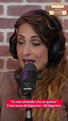 “È DIFFICILE SENTIRE LA MIA VOCE NEL FRASTUONO DI QUESTA CASA” @lunachiaraoliviero , voce italiana di Hannah Dodd in Bridgerton, ci fa rivivere in puntata un momento relativo al personaggio di Francesca Bridgerton in un mash-up di scene tratte dal sesto e ottavo episodio della terza stagione. EPISODIO COMPLETO: LINK IN BIO #bridgerton #serietv #doppiaggio 