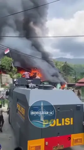 Di tengah situasi d4rurat itu, hadir Water Cannon milik Polda Papua yang dikerahkan dengan respon cepat untuk membantu proses pemadaman api. Aksi sigap aparat kepolisian tersebut menjadi perhatian banyak pihak. Dengan menyemprotkan air bertekanan tinggi, Water Cannon ikut memperkuat upaya tim pemadam k3bak4ran serta personel TNI dalam melokalisir titik api agar tidak semakin meluas. Tidak hanya menjaga keamanan dan ketertiban, POLRI sekali lagi membuktikan pengabdian mereka untuk kemanusiaan. Kehadiran cepat di lokasi k3bak4ran menunjukkan bahwa polisi bukan hanya pelindung masyarakat dari k3jahatan, tetapi juga hadir dalam kondisi darurat untuk memberikan bantuan nyata. Kehadiran Water Cannon Polda Papua menjadi bukti sinergi antara POLRI, TNI, dan masyarakat, yang bersama-sama bergotong royong dalam menghadapi bencana. #damkar #damkarindonesia #brimob #kebakaran 