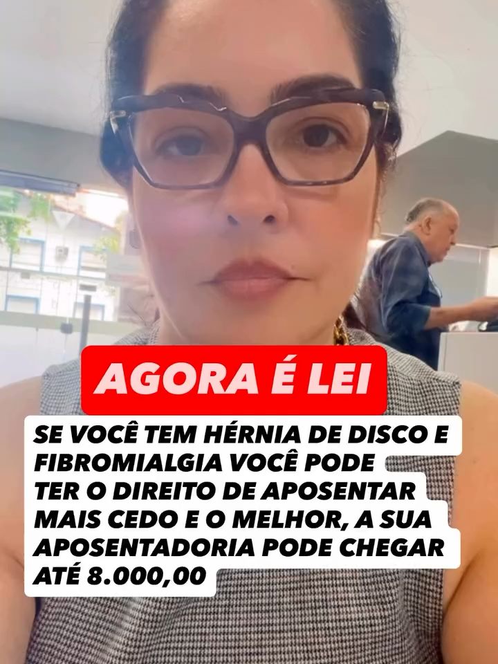 O INSS não vai te contar isso… mas eu vou! Se você tem hérnia de disco ou fibromialgia, pode sim ter direito à aposentadoria da Pessoa com Deficiência (PCD)! 📉 E o melhor: ✅ Pode se aposentar mais cedo ✅ Continuar trabalhando ✅ E ainda garantir uma aposentadoria de até R$ 8.000,00 por mês! 🚨 Muita gente vive com dor e limitações — e nem imagina que essas condições podem antecipar a aposentadoria e mudar a regra de cálculo. ⚖️ A lei reconhece que algumas doenças reduzem a capacidade funcional, mesmo sem impedir totalmente o trabalho. E isso já muda tudo! 💬 Comenta aqui “QUERO SABER” se você ou alguém da sua família vive com essas condições. #inss #aposentadoria #acidente