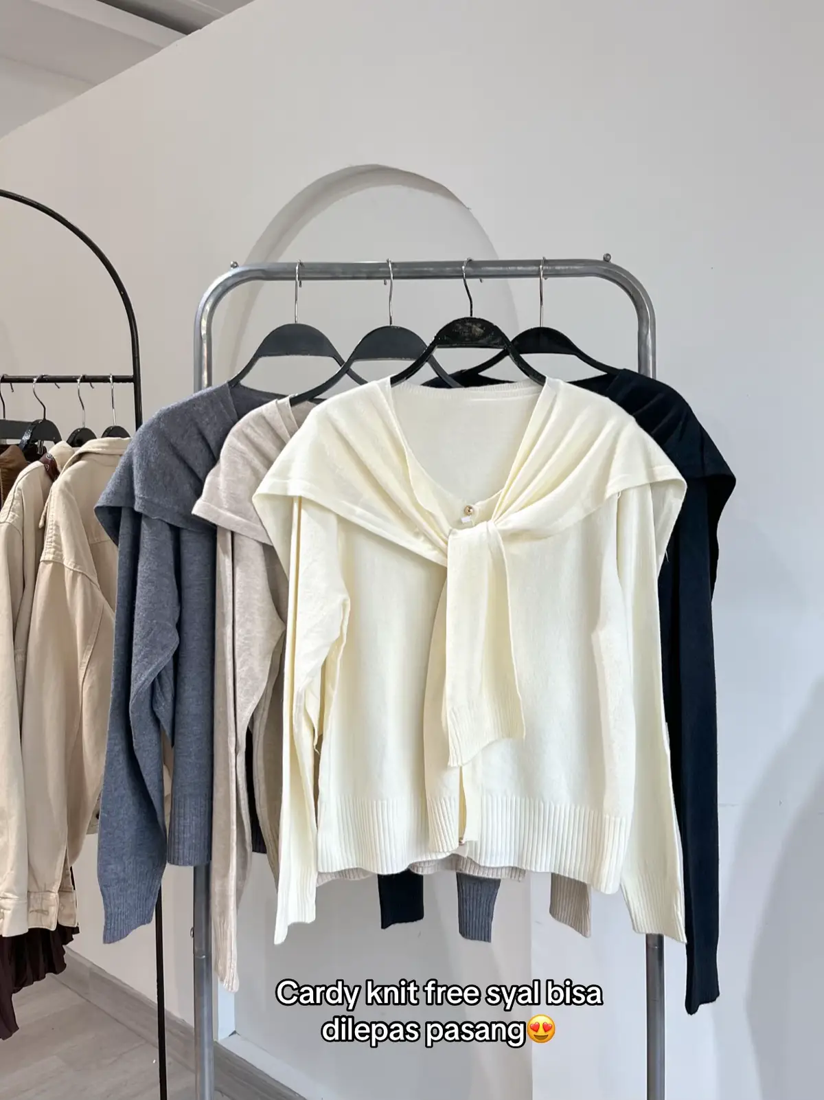 Sertya cardy knit free syal bisa dilepas pasang  IDR 139K LD 105-110 | PJ 65 cm