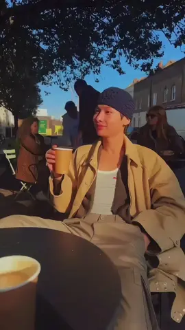 Fue un lindo tiempo en Londres,Inglaterra... Vibras de otoño... Off gracias por el videito de Gunnie haciendo su caminata... 😍😍😍😍😍😍😍 #ออฟกัน #offgun #papiigunnie  #offgun1stfminlondon  #offgun1steuropeantour  @ATp @tumciallllll 