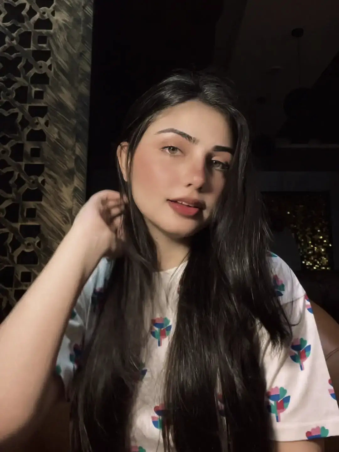 دا خو دنیا ده دلته غم او خفګان دواړه راځي دلته نفرت د محبت سره لکه تریلی دلته خو مینه د جفا تورو میږو خوری دلته هره سری پاچا دی چی دوکه ورکوي د رڼاګانو په بدل تورې تیارې ورکوي رنا ده توره او تیارې خلکو ته سپینه ښکاري د معافیت په لوګو خلکو سپینه ونه ښکاري زما غمجن زړګیه نو بیا ژړیدې ته له هسې دردیدي ښې له لیونۍ کیږی خه ئې، محبت کیږی خه ئې دلته دولت د زړه هر ګام کی بازی د لیلۍ