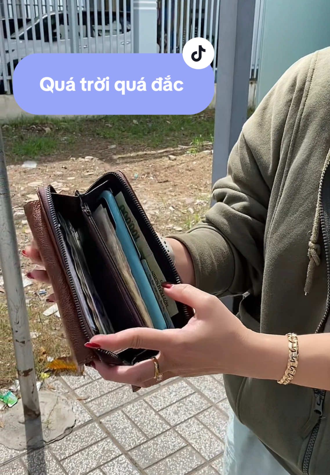 Trả lời @nguynkimhoang3 Ví tiện lợi lắm luôn ,3 Alo ,giấy tờ,tiền,nữ trang chị em cần tham khảo #vi #vinu #vitien #vicamtay #xuhuong  @Mẹ Của Na  @Mẹ Của Na  @Mẹ Của Na 