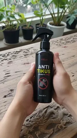 Baru aja bersihin dapur, tapi kok masih ada tikus mondar-mandir? 😩 Heran nggak sih, dari mana datangnya?! 🐭 Tikus suka tempat lembap dan aroma sisa makanan — makanya mereka betah! 😖 Tapi tenang, sekarang ada **VECLA Aromatic Spray** ✨ Cukup semprot di sudut dapur, kolong meja, atau mobil. Wanginya enak buat manusia, tapi bikin tikus kabur seketika! 🚫 Aman tanpa racun, jadi bisa dipakai di mana aja 👶🐶 Lagi promo besar nih! Buruan cek keranjang di pojok kiri bawah — bisa COD juga 💥 #VECLAAromaticSpray #PengusirTikusAman #RumahBebasTikus #AntiTikusEfektif #WangiTapiBikinKabur