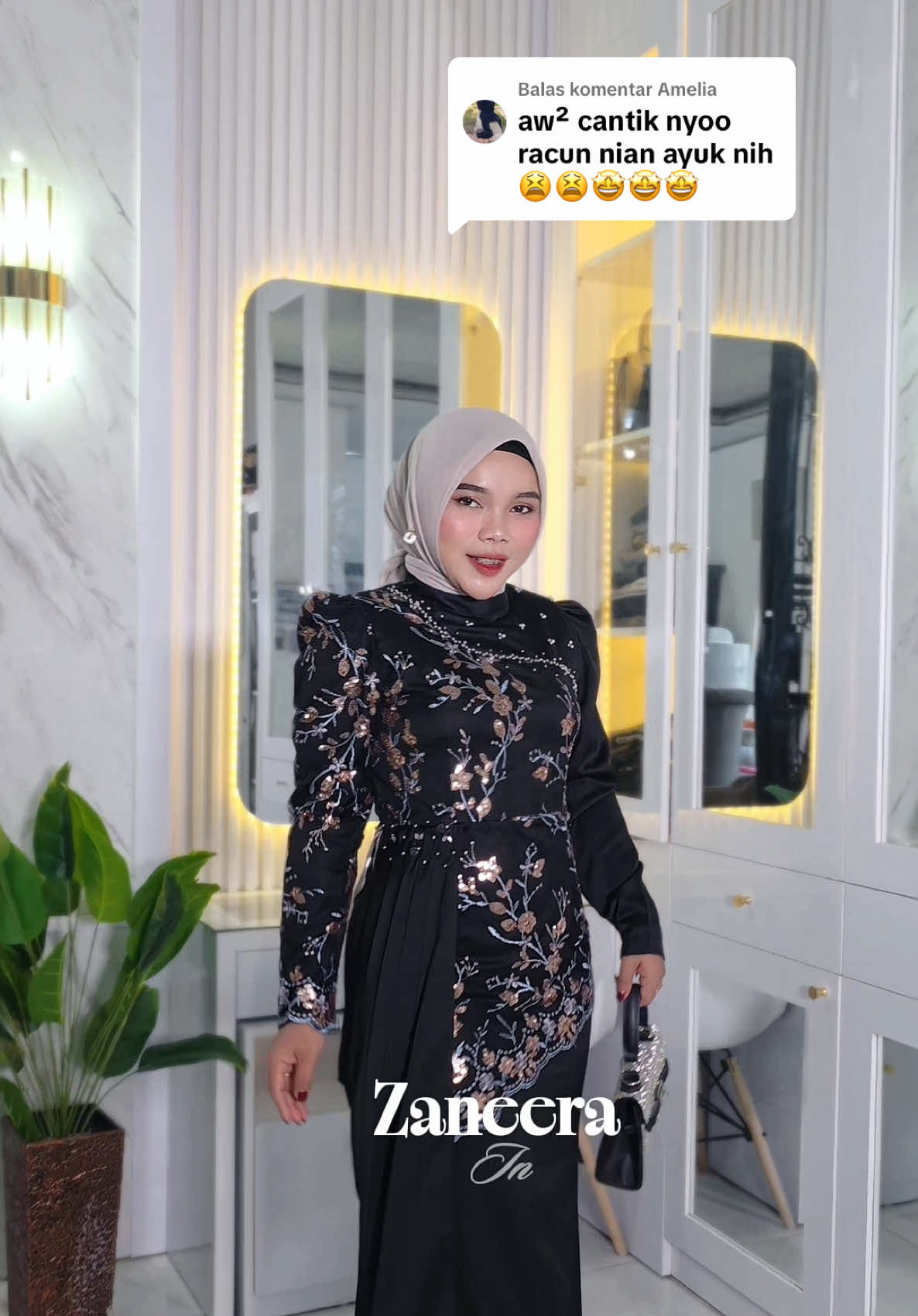 Membalas @Amelia Yookk Order Sekarang Zaneera Dress dengan detail payet ronce belakang mewah berekor panjang ✨🫧🕊️💗  #dressterbaru #dressviral #dresspayetbelakang #dressekorpayet #ownerdwiwarna 