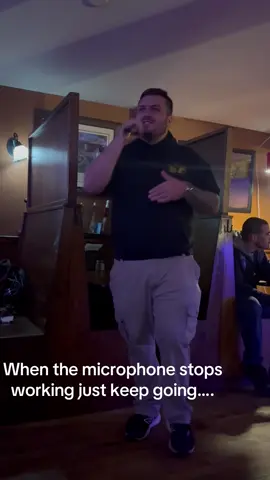 @Huskies_R_Us when the microphone stops working Mike doesn’t it let him stop him #kareoke #unsteady #amazingvoice 