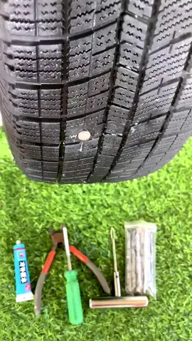 Kit Completo de Reparo de Pneu Sem Câmara Carro e Moto + 15 Refis Macarrão Duráveis Remendo  🚨Digite o código do item na barra de pesquisa da Shopee para ter acesso:  ⬇️ Produto: BQX-JHE-ASU 🏠Grupo de Promoções na Bio do meu perfil! TAGS:#pneu #carro #arrumar #buraco 