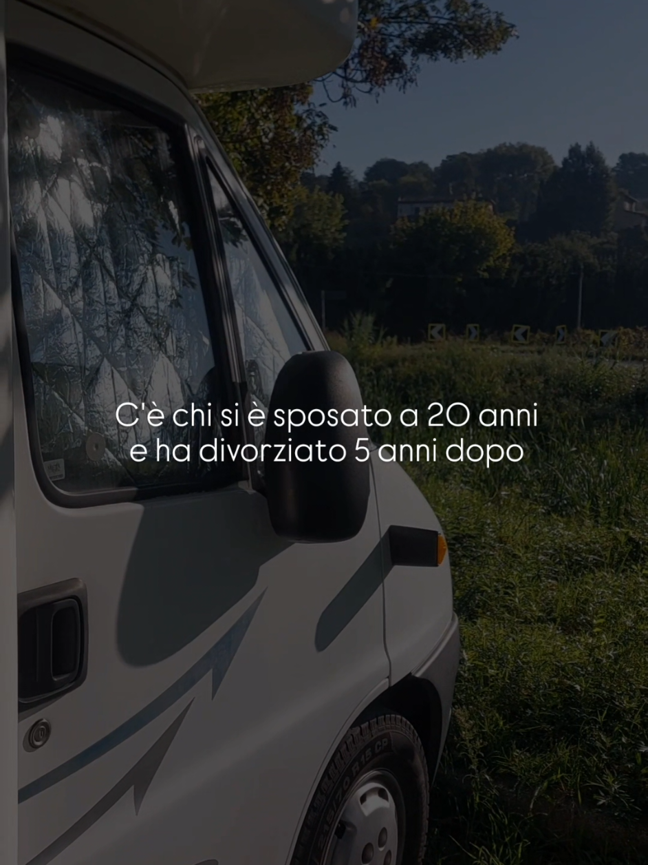 A volte ci sentiamo in ritardo 🕑 Ma la verità è che ognuno di noi ha la propria linea temporale, fatta di esperienze, cadute, ripartenze, intuizioni e scelte. Il confronto spesso ci confonde, ci fa dimenticare che la vita non è una corsa ma un cammino personale!  Ed ogni passo, anche quello che oggi ti sembra lento o incerto, ti sta portando esattamente dove devi arrivare 🌈 Non lasciare che la fretta o le aspettative altrui dettino il ritmo della tua storia. Fidati sempre del processo, fidati sempre del tuo tempo 🫶🏻  #crescitapersonale #minset #tempo #libertà #camper 