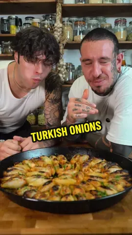 Stuffed Onion Recipe 🧅💯 Ingredients: 	•	10 onions 	•	2 cup rice 	•	3 tbsp grated tomato 	•	1/4 cup pomegranate molasses 	•	4 cloves of garlic 	•	1 tbsp tomato paste 	•	1 tbsp sumac 	•	1 tbsp salt 	•	Olive oil 	•	1/2 bunch of parsley For cooking on top: 	•	2 cups water 	•	1 tbsp pepper paste (mixed into the water) #tarif #yemek #sogandolmasi #turkey #fyp 