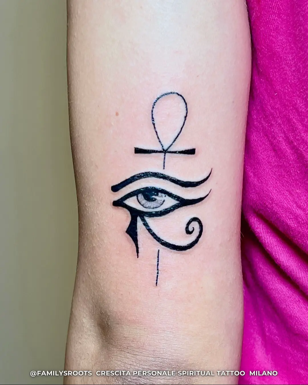 👉🏻 @simotattoomilano  👉🏻 @spiritualtattoo_milano  #occhiodira #eyeofra #ancientegypt  #ankh #tatuaggiobraccio    