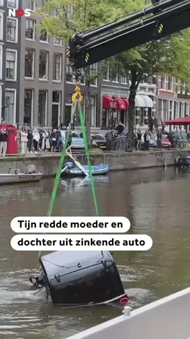 Tijn zag maandag hoe een brommobiel op de Herengracht in Amsterdam in het water belandde. Hij twijfelde geen moment en besloot de moeder en haar jonge dochtertje uit het voertuig te redden. #nosnieuws #amsterdam