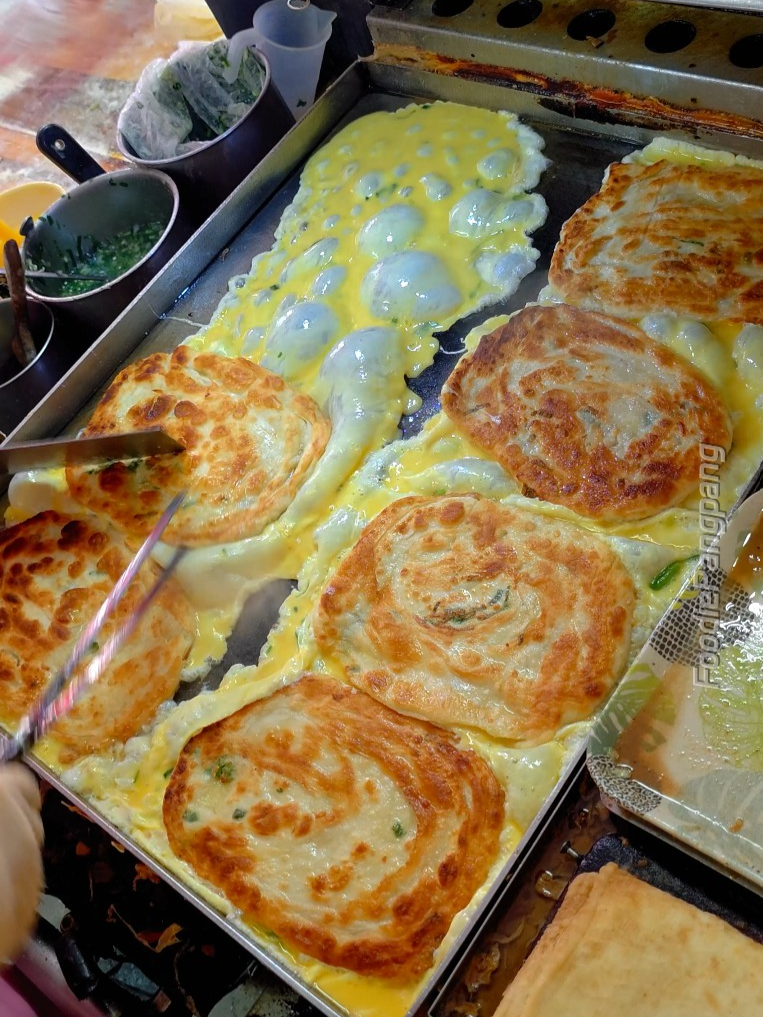 Must-try in Taiwan! Xindian egg pancakes #taipei #Xindian #EggPancakes #TaiwaneseStreetFood #fyp #tiktokfood