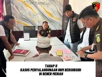 Penyidik Satreskrim Polres Bener Meriah Serahkan Tersangka Penyalahgunaan BBM Subsidi ke Kejaksaan Bener Meriah – Satuan Reserse Kriminal (Satreskrim) Polres Bener Meriah Polda Aceh resmi menyerahkan tersangka dan barang bukti kasus penyalahgunaan pengangkutan dan/atau niaga bahan bakar minyak (BBM) bersubsidi kepada Kejaksaan Negeri Bener Meriah. Penyerahan tahap II ini dilakukan setelah berkas perkara dinyatakan lengkap (P-21) oleh Jaksa Penuntut Umum (JPU). Tersangka yang diserahkan berinisial DT (51), seorang pedagang asal Kampung Pase, Kecamatan Juli, Kabupaten Bireuen. Ia diduga melakukan tindak pidana menyalahgunakan pengangkutan dan/atau niaga BBM yang disubsidi dan/atau pendistribusiannya yang telah diberikan penugasan oleh pemerintah. Proses pelimpahan dilakukan pada Selasa, 7 Oktober 2025 pukul 12.00 WIB di Kantor Kejaksaan Negeri Bener Meriah. Kapolres Bener Meriah AKBP Aris Cai Dwi Susanto melalui Kasat Reskrim AKP Supriadi menyampaikan bahwa penyerahan tersangka dan barang bukti ini merupakan bagian dari prosedur hukum setelah berkas perkara dinyatakan lengkap oleh JPU. > “Tahap II ini merupakan langkah lanjutan dari proses penyidikan. Setelah berkas dinyatakan lengkap, penyidik wajib menyerahkan tersangka dan barang bukti kepada kejaksaan agar proses hukum dapat segera dilanjutkan ke tahap penuntutan,” ujarnya. Kegiatan tahap II tersebut dipimpin oleh Kanit III Tipidter Sat Reskrim Polres Bener Meriah Ipda Yudha Amrullah bersama 3 personelnya, didampingi KBO Sat Reskrim Ipda Berry  Permana Barrus, dan langsung diterima oleh Asmadi selaku Kasi Barang Bukti Kejaksaan Negeri Bener Meriah di ruang Chakradari Adapun barang bukti pada tahap II tersebut berupa 1 unit mobil toyota kijang minibus, 10 jerigen BBM  bersubdi, 1 buah selang, 1 buah BPKB Mobil kijang minibus serta uang sejumlah Rp. 3.600.000,- (Tiga Juta Enam Ratus Ribu Rupiah).  Langkah ini sejalan dengan ketentuan Pasal 40 angka 9 Undang-Undang Nomor 2 Tahun 2022 tentang Cipta Kerja yang mengubah Pasal 55 Undang-Undang Nomor 22 Tahun 2001 tentang Minyak dan Gas Bumi. Dengan dilaksanakannya penyerahan tersangka dan barang bukti tersebut, Polres Bener Meriah menegaskan komitmennya dalam menegakkan hukum khususnya terhadap penyalahgunaan distribusi BBM bersubsidi yang merugikan negara dan masyarakat.