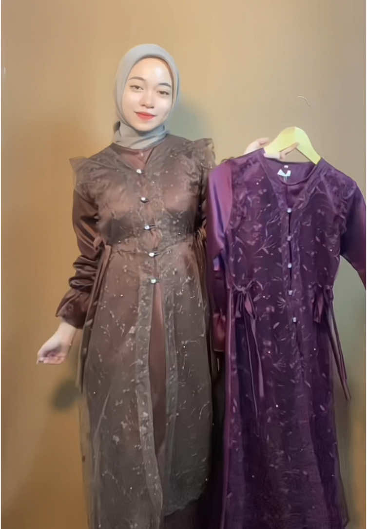 wajib punya nih😍🫶🏻🤎#WIBGajian #GajianSale #promoguncang1010 #dresssatin #dressbrukat #dresskondangan #dressterbaru #fyp #fypage 
