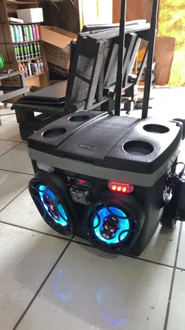 Caixa térmica com som e leds rodinhas #caixatermicacomsom #fyp #jbl #brasil #viral 